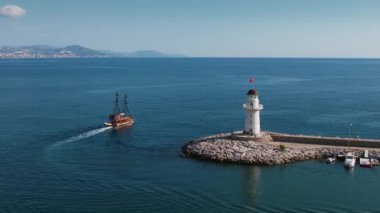 Deniz kıyısındaki deniz fenerinin drone görüntüsü.