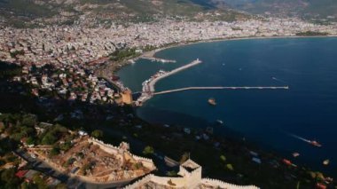 Deniz ve dağlarla lüks otellerin insansız hava aracı manzarası