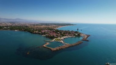 Güzel bir tatil köyünün yakınındaki deniz kıyısının havadan görünüşü.