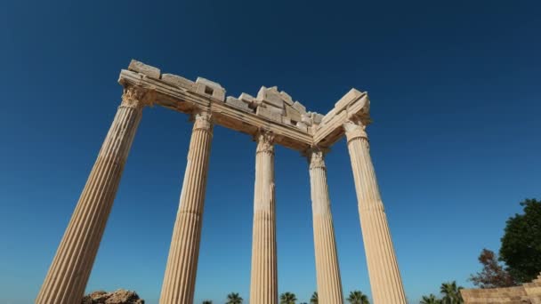 Vista de ángulo bajo de ruinas y columnas del templo antiguo — Vídeo de stock