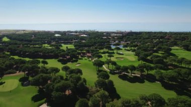 Golf sahaları olan lüks tatil köyünün insansız hava aracı görüntüsü