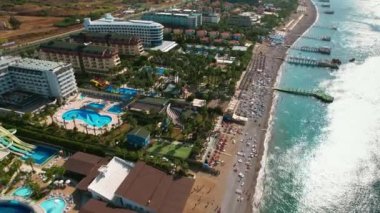 Otelleri ve deniz kıyıları olan Türk tatil köyünün insansız hava aracı görüntüsü