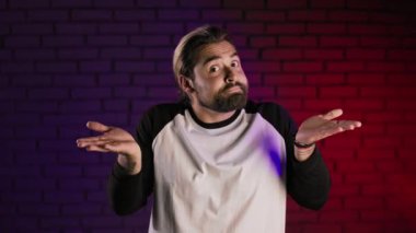 Kafası karışık beyaz adamın omuzlarını silkeleyen portresi.