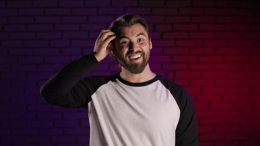 Stüdyoda poz verirken omuz silken kafası karışmış bir adam.