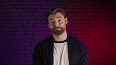 Stüdyoda genç bir adam hayır dediği için parmağıyla işaret ediyor.