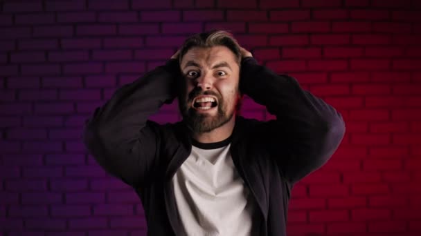 Angry man standing in studio and yelling emotionally — Video