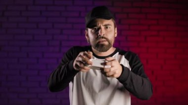 Konsol kullanarak video oyunları oynayan odaklanmış adam