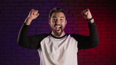 Stüdyoda poz verirken çok mutlu bir adam.