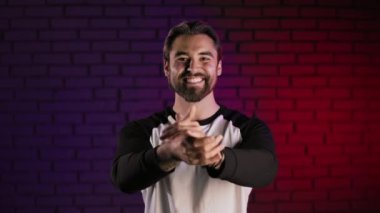 Pozitif adam stüdyoda dururken el çırpıyor