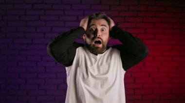 Dehşete kapılmış ve şok olmuş hisseden bir adam.