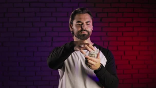 Bearded man counting dollars banknote in studio — Wideo stockowe