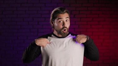Adam kendini gösterip bana kim olduğumu soruyor ve teşekkür ediyor.