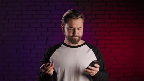 Homme barbu utilisant la carte de crédit et mobile pour les achats en ligne — Video