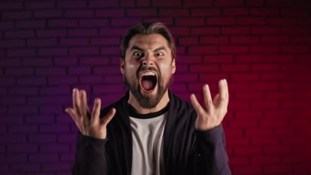 Aggressive bearded man shouting and gesturing in studio — Stockvideo