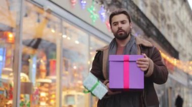 Sokakta yürüyen ve yılbaşı hediyesi bırakan bir adam