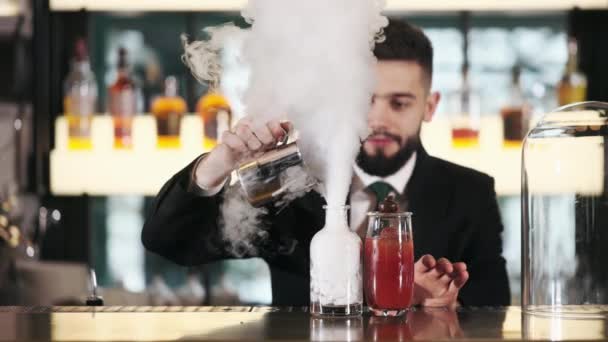 Barista Professionista Completo Nero Cravatta Mescolando Cocktail Alcolici Facendo Vapore — Video Stock