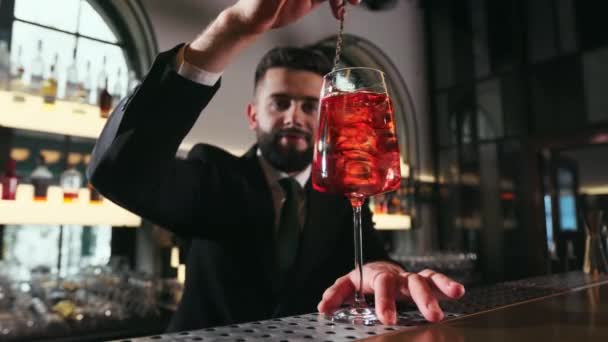 Barman Esperto Elegante Abito Nero Mescolando Con Lungo Cucchiaio Arancio — Video Stock