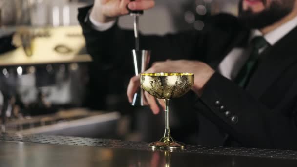 Sluit Barman Die Achter Bar Staat Gebruik Maatbeker Alcohol Glanzend — Stockvideo