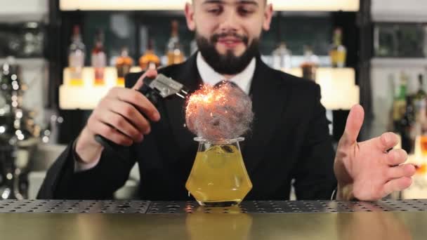 Profesjonalny Barman Stylowym Czarnym Garniturze Pomocą Palnika Gazowego Podpalenia Wełny — Wideo stockowe