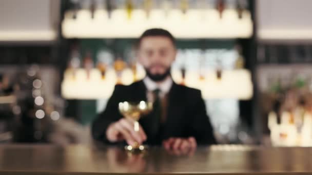 Waas Achtergrond Van Bevoegde Barman Stijlvolle Zwarte Pak Zetten Bar — Stockvideo