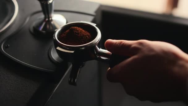 Primo Piano Mani Maschili Premendo Caffè Appena Macinato Portafiltro Con — Video Stock