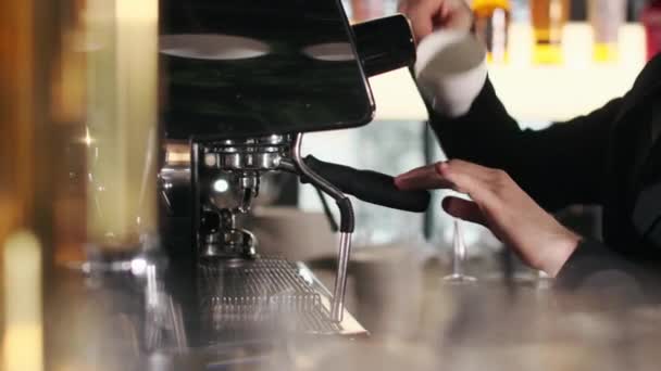Barman Professionista Elegante Abito Nero Cravatta Con Macchina Caffè Moderna — Video Stock