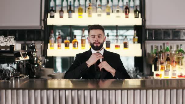 Potret Seorang Penjaga Bar Kaukasia Ramah Yang Menyesuaikan Dasi Hitamnya — Stok Video