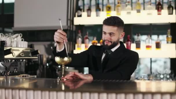 Barista Professionista Elegante Abito Nero Cravatta Con Cucchiaio Mescolare Bevanda — Video Stock