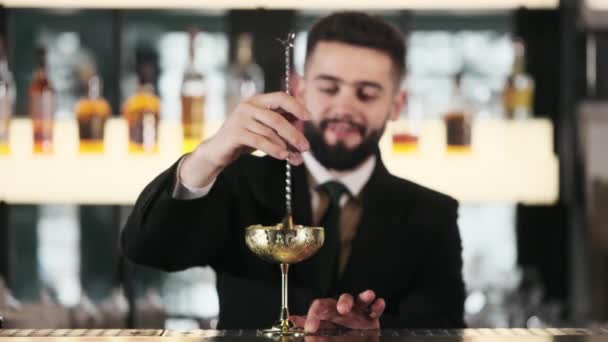 Uomo Caucasico Che Cocktail Alcolici Esclusivi Bancone Del Bar Utilizzando — Video Stock