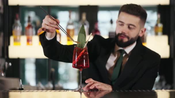 Vakkundige Barman Stijlvol Pak Stropdas Versieren Oranje Alcoholische Drank Met — Stockvideo
