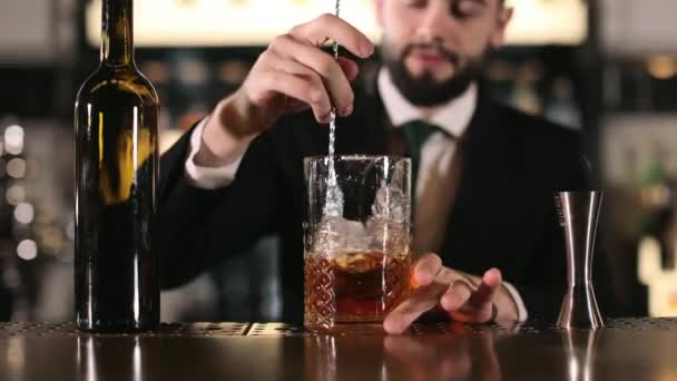 Barman Competente Elegante Abito Nero Piedi Bancone Del Bar Mescolando — Video Stock