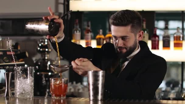 Barman Profissional Terno Preto Atrás Balcão Derramando Coquetel Alcoólico Agitador — Vídeo de Stock