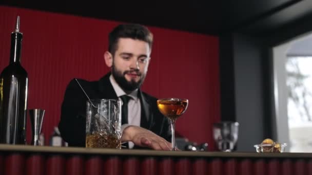 Knappe Barkeeper Met Baard Stijlvol Zwart Pak Die Alcoholische Cocktails — Stockvideo