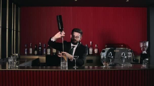 Barman Profissional Uniforme Elegante Medindo Todos Ingredientes Alcoólicos Com Copo — Vídeo de Stock