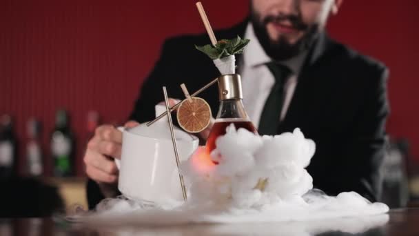 酒保满嘴大胡子 站在吧台边 在杯子里用烟熏着新鲜美味的鸡尾酒 豪华餐厅独家经营 独创的酒类服务 — 图库视频影像