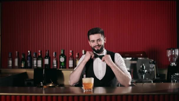 Knappe Barkeeper Met Baard Die Zijn Vlinderdas Aanpast Glimlacht Camera — Stockvideo