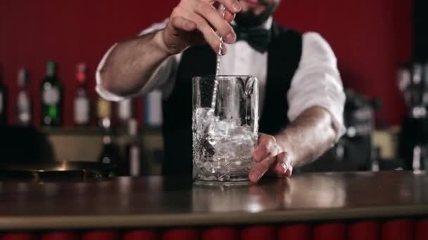 Close Professional Bartender Stirring Long Spoon Ice Cubes Alcoholic Drink — Stock Video