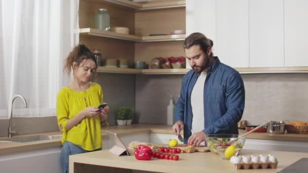 Handsome Caucasian Man Cutting Vegetables Kitchen While His Charming Woman — Stock Video