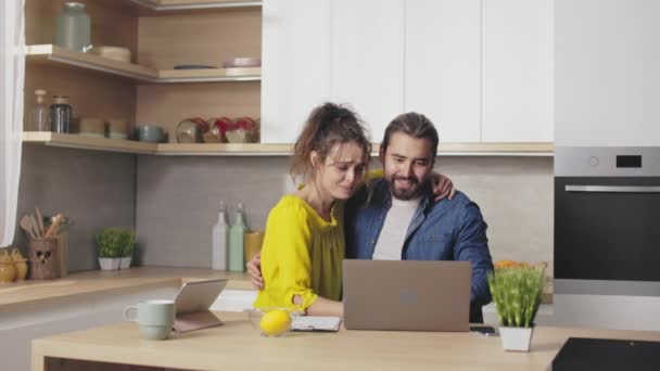 Casal Jovem Pessoas Amorosas Abraçando Cozinha Sorrindo Falando Enquanto Olha — Vídeo de Stock