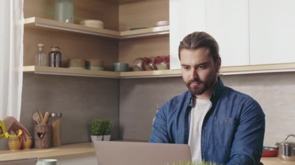 Positive Caucasian Woman Listening Music Wireless Headphone While Focused Husband — Video Stock