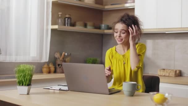 Biała Młoda Kobieta Gestykulująca Szczęścia Czytając Dobre Wieści Nowoczesnym Laptopie — Wideo stockowe