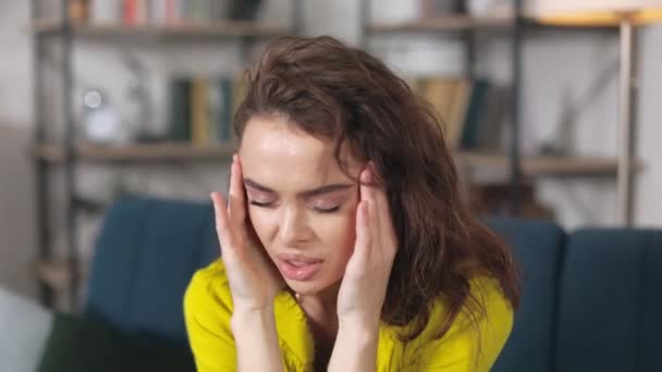 Gefrustreerde Vrouw Die Hoofdpijn Heeft Terwijl Woonkamer Bank Zit Blanke — Stockvideo