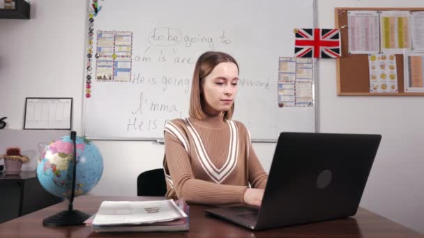 Professora Jovem Trabalhando Laptop Sala Aula Espaçosa Mulher Amigável Virando — Vídeo de Stock