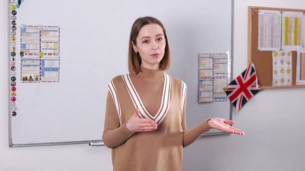 Front View Female English Teacher Talking Gesturing Camera While Conducting — Vídeo de Stock