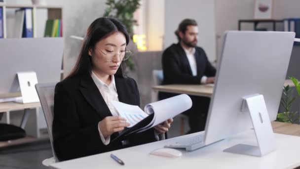 Portrait Confident Woman Glasses Looking Camera Workplace Businesslady Flipping Documents — Stok video