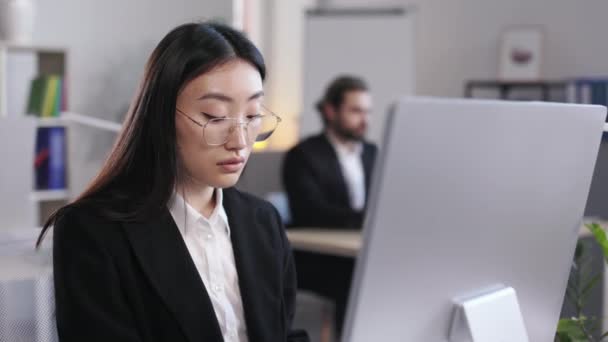 Asian Female Office Worker Dark Hair Using Modern Work Bright — Stok video
