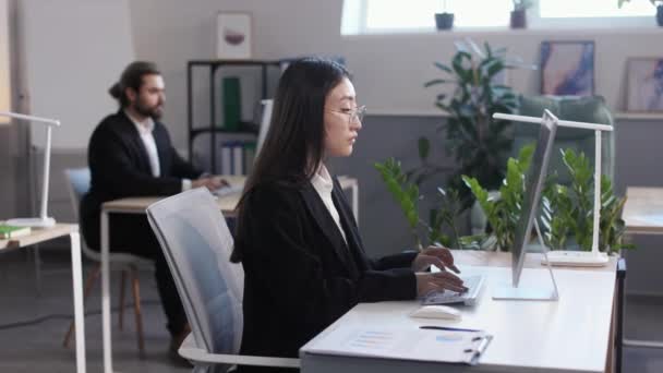 Side View Asian Young Woman Formal Wear Typing Keyboard Looking — Stok video