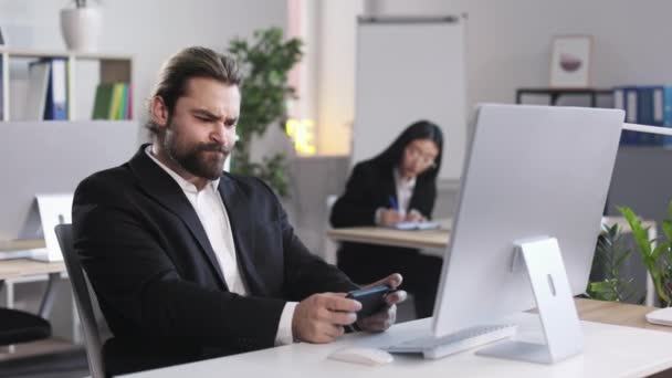 Bearded Caucasian Office Worker Using Modern Smartphone Playing Work Coffee — Stok video