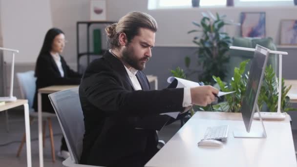 Bearded Male Trading Specialist Sitting Desk Modern Computer Reading Documents — Vídeos de Stock