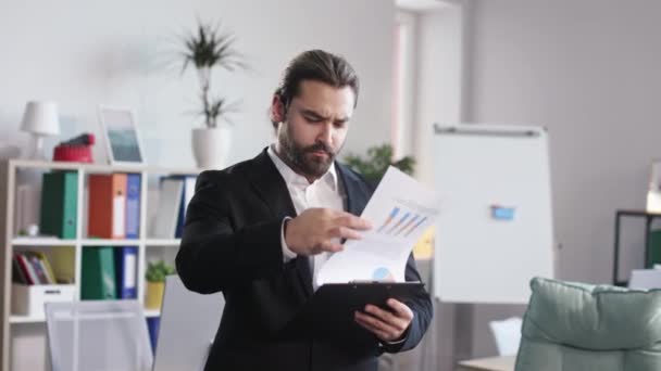 Thoughtful Man Suit Carefully Reading Important Documents Clipboard Modern Office — Vídeo de Stock